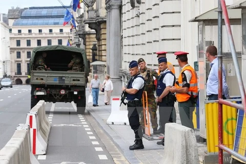 Cảnh sát Bỉ gác bên ngoài văn phòng Thủ tướng ở Brussels ngày 7/8. (Nguồn: AFP/TTXVN)