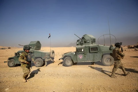 Binh sỹ Iraq trong chiến dịch truy quét IS tại khu vực Hammam al-Alil, phía Nam Mosul ngày 6/11. (Nguồn: AFP/TTXVN)