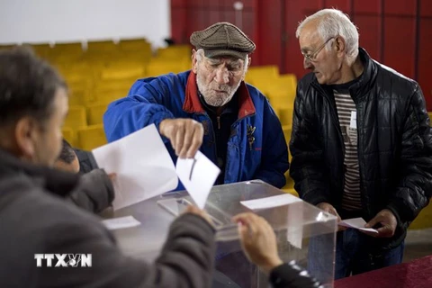 Cử tri Bulgaria bỏ phiếu tại một điểm bầu cử ở Pleven ngày 13/11. (Nguồn: AFP/TTXVN)