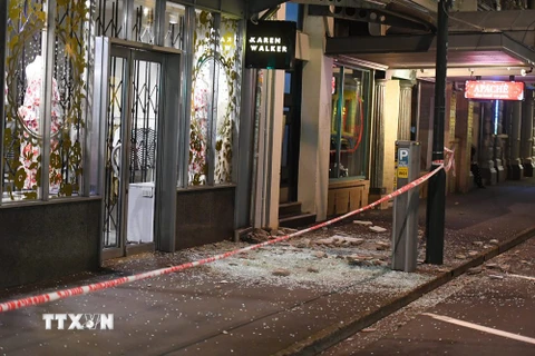 Cửa kính của các tòa nhà tại Wellington, New Zealand bị vỡ sau trận động đất. (Nguồn: EPA/TTXVN)