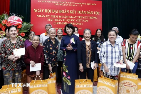 Phó Chủ tịch nước Đặng Thị Ngọc Thịnh tặng quà cho các gia đình nghèo và gia đình chính sách. (Ảnh: An Đăng/TTXVN)