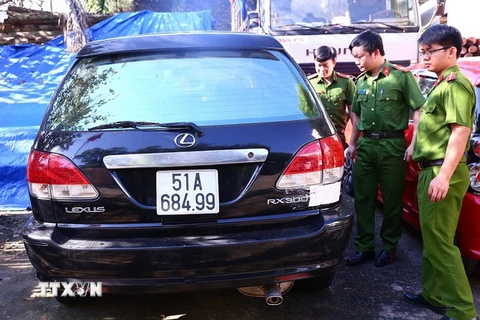 Một trong những chiếc xe ôtô sử dụng giấy tờ giả bị tạm giữ. (Ảnh: Nguyễn Văn Việt/TTXVN)