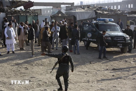 Lực lượng an ninh Afghanistan điều tra tại hiện trường vụ đánh bom ở Kabul ngày 16/11. (Nguồn: AP/TTXVN)