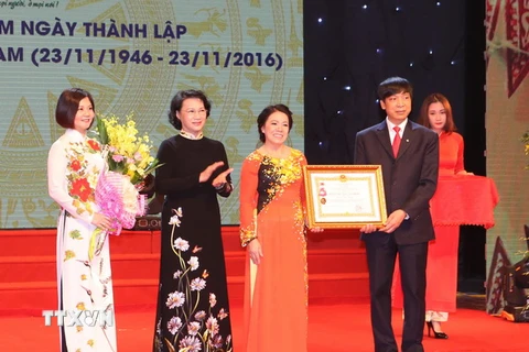 Chủ tịch Quốc hội Nguyễn Thị Kim Ngân trao tặng Huân chương Lao động hạng Nhì của Chủ tịch nước cho Hội Chữ thập Đỏ Việt Nam. (Ảnh: Trọng Đức/TTXVN)