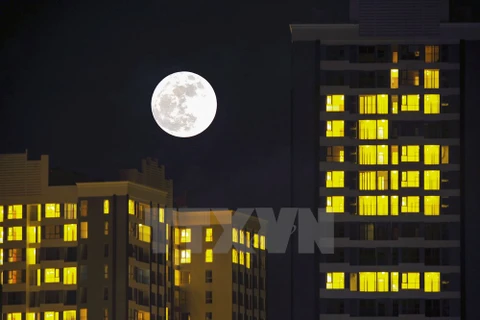 Tối 14/11/2016, tại Thủ đô Hà Nội là một trong những khu vực nhìn ngắm được siêu​ trăng, với kích thước lớn hơn 14% và tỏa sáng hơn 30% so với thông thường. (Ảnh: Minh Đức/TTXVN)