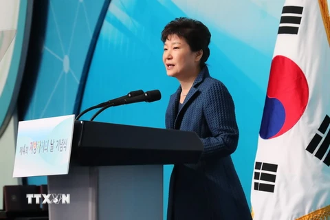 Tổng thống Park Geun-hye phát biểu tại một buổi lễ ở Busan, Hàn Quốc, ngày 27/10.EPA/ (Nguồn: YONHAP/TTXVN)