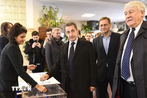 Cựu Tổng thống Pháp Nicolas Sarkozy bỏ phiếu tại một địa điểm bầu cử ở Paris. (Nguồn: EPA/TTXVN)