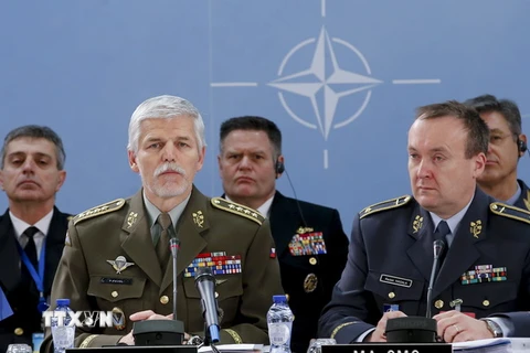 Chủ tịch Ủy ban quân sự NATO, Tướng Petr Pavel (trái) phát biểu tại cuộc họp Ủy ban quân sự NATO ở Brussels, Bỉ ngày 21/1. (Nguồn: EPA/TTXVN)