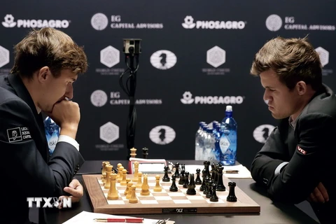 Kiện tướng cờ vua người Nga Sergei Karyakin (trái) và đương kim vô địch cờ vua thế giới người Na Uy Magnus Carlsen tại ván đấu thứ 2 của giải Vô địch Cờ vua Thế giới ở New York, Mỹ ngày 12/11. (Nguồn: EPA/TTXVN)