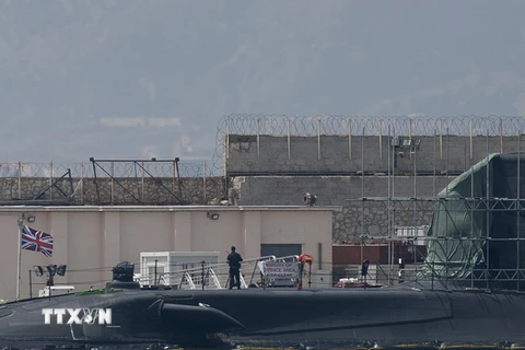 Tàu ngầm hạt nhân HMS Ambush của Anh neo tại cảng Gibraltar ngày 21/7 sau vụ va chạm với một tàu chở hàng ở ngoài khơi bán đảo Gibraltar. (Nguồn: AFP/TTXVN)