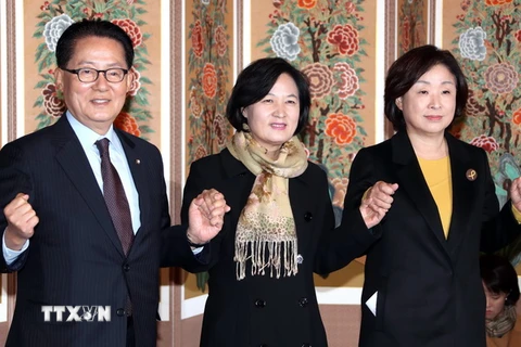 Lãnh đạo đảng Dân chủ đối lập Choo Mi-ae (giữa) tại Seoul ngày 9/11. (Nguồn: EPA/TTXVN)