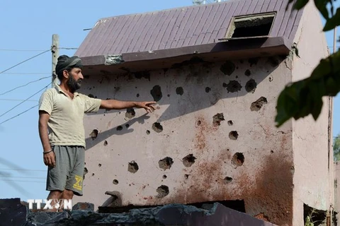 Một căn nhà bị hư hại sau đấu súng tại khu vực biên giới Kanachak, cách thủ phủ Jammu, Kashmir khoảng 25km ngày 24/10. (Nguồn: AFP/TTXVN)