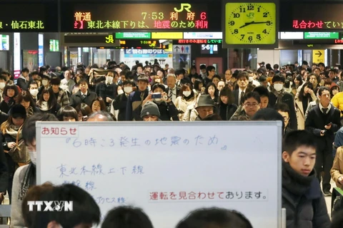 Người dân chờ đợi ở nhà ga Sendai do tuyến đường sắt Tohoku bị đình trệ sau động đất ở Sendai, Miyagi sáng 22/11. (Nguồn: AP/TTXVN)