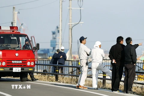 Lực lượng chức năng kiểm tra mực nước tại một bến cảng sau cảnh báo sóng thần do động đất ở Soma, tỉnh Fukushima ngày 22/11. Ảnh minh họa. (Nguồn: AP/TTXVN)