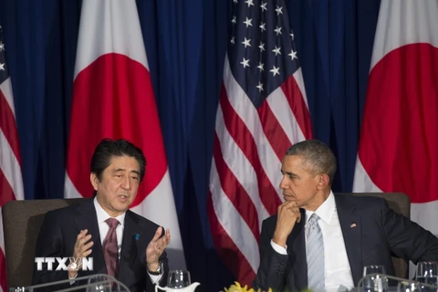 Tổng thống Mỹ Barack Obama (phải) và Thủ tướng Nhật Bản Shinzo Abe trong cuộc gặp bên lề Hội nghị cấp cao APEC ở Manila, Philippines ngày 19/11/2015. (Nguồn: AFP/TTXVN)