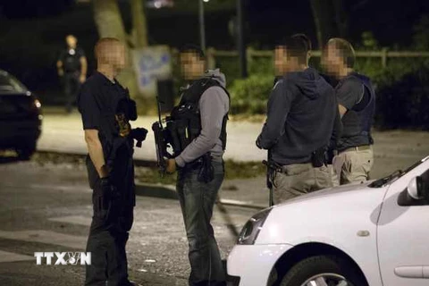 Cảnh sát Pháp làm nhiệm vụ trong chiến dịch bắt giữ nghi can khủng bố tại Boussy-Saint-Antoine ngày 8/9. (Nguồn: AFP/TTXVN)