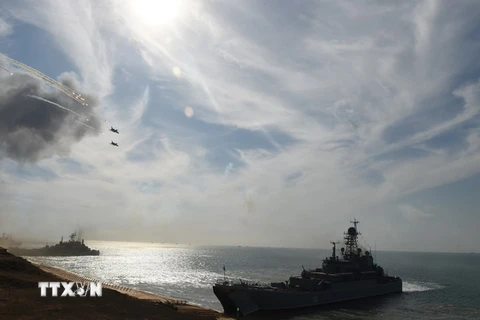 Tàu hải quân và máy bay quân sự của Nga tham gia cuộc tập trận tại khu vực Biển Đen ngày 9/9. (Nguồn: AFP/TTXVN)