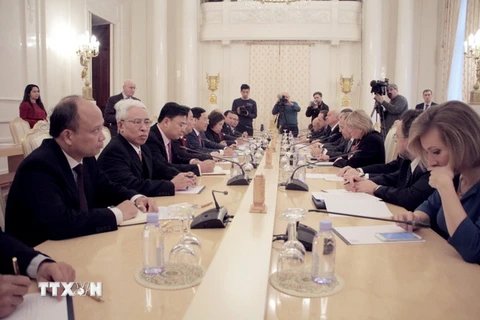 Phó Thủ tướng Phạm Bình Minh và Ngoại trưởng Nga Lavrov họp báo sau Hội đàm. (Ảnh: Quang Vinh/TTXVN)