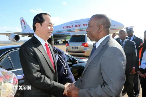 Thủ tướng Madagascar Olivvier Solonandrasana đón Chủ tịch nước Trần Đại Quang và Phu nhân tại sân bay quốc tế Ivato. (Ảnh: Nhan Sáng/TTXVN)