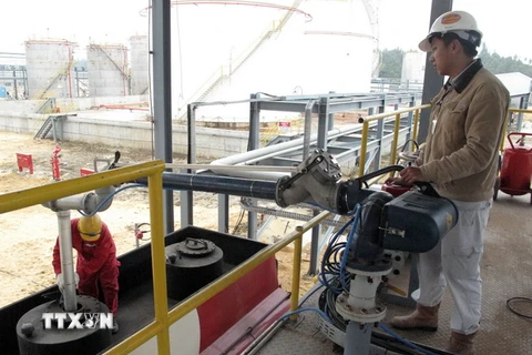 Bơm sản phẩm cồn thương mại vào xe bồn tại Nhà máy Bio-Ethanol Dung Quất. (Ảnh: Thanh Long/TTXVN)