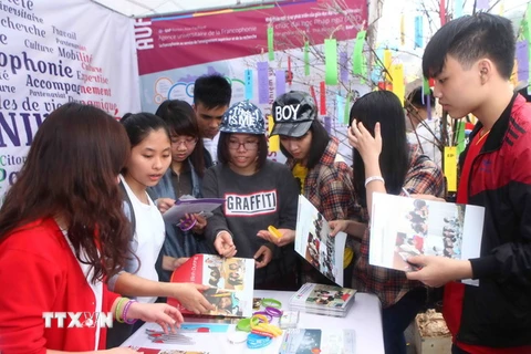 Sinh viên các trường đại học tham quan các gian trưng bày hội trại tại ngày hội. (Ảnh: Quý Trung/TTXVN)