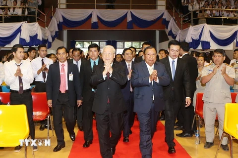 Tổng Bí thư Nguyễn Phú Trọng và Tổng Bí thư, Chủ tịch nước Lào Bounhang Volachith đến Trường Đại học Quốc gia Lào. (Ảnh: Trí Dũng/TTXVN)