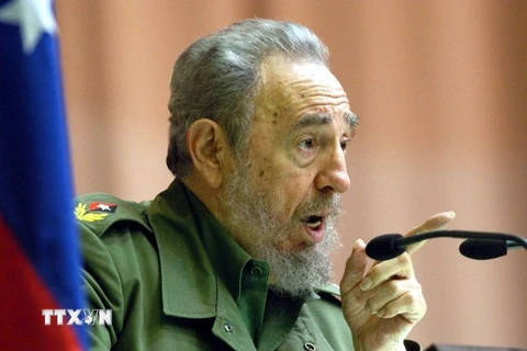 Lãnh tụ Cuba Fidel Castro phát biểu tại Trung tâm hội nghị ở La Habana ngày 14/4/2004. (Nguồn: EPA/TTXVN)
