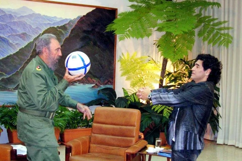 Lãnh tụ Fidel Castro và huyền thoại bóng đá Diego Maradona tại La Habana năm 2005. (Nguồn: Reuters)
