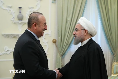 Tổng thống Iran Hassan Rouhani (phải) có cuộc gặp với Ngoại trưởng Thổ Nhĩ Kỳ Mevlut Cavusoglu đang trong chuyến thăm Iran. (Nguồn: EPA/TTXVN)