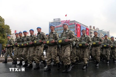 Binh sỹ Thổ Nhĩ Kỳ tại lễ diễu binh kỷ niệm lần thứ 93 Quốc khánh Cộng hòa Thổ Nhĩ Kỳ tại thủ đô Ankara ngày 29/10. (Nguồn: THX/TTXVN)