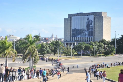 Dòng người đầu tiên vào viếng lãnh tụ cách mạng Fidel Castro. (Ảnh: Vũ Lê Hà/TTXVN)