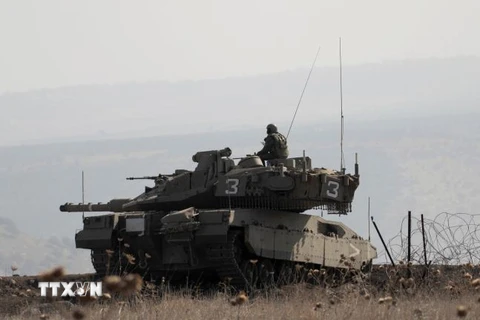 Xe quân sự của binh sỹ Israel tuần tra trên Cao nguyên Golan sau vụ phục kích ngày 27/11. (Nguồn: AFP/TTXVN)
