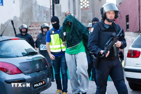 Cảnh sát Tây Ban Nha bắt giữ các nghi can khủng bố ở Melilla ngày 28/9. (Nguồn: AFP/TTXVN)