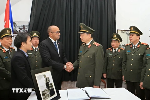 Bộ trưởng Bộ Công an Tô Lâm chia buồn với Đại sứ Cuba Herminio Lope Diaz. (Ảnh: Doãn Tấn/TTXVN)