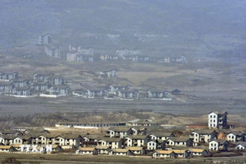 Một khu làng biên giới của CHDCND Triều Tiên nhìn từ đài quan sát Dora gần khu phi quân sự giữa hai miền Triều Tiên ở Paju. (Nguồn: AFP/TTXVN)