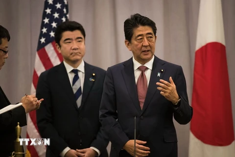 Thủ tướng Abe phát biểu với báo giới sau cuộc gặp kéo dài 90 phút với ông Trump tại thành phố New York, Mỹ. (Nguồn: AFP/TTXVN)