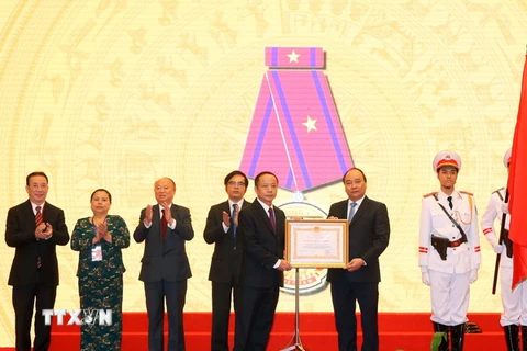Thủ tướng Nguyễn Xuân Phúc trao tặng Huân chương Lao động hạng Ba cho Hiệp hội Doanh nghiệp nhỏ và vừa Việt Nam. (Ảnh: Thống Nhất/TTXVN)