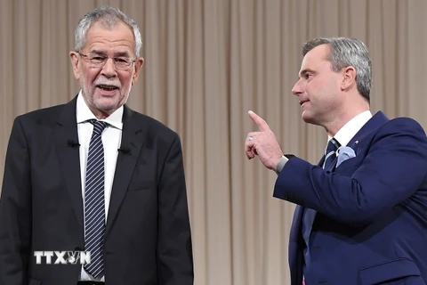 Ứng cử viên Alexander Van der Bellen (trái) và ứng cử viên Norbert Hofer trong cuộc tranh luận trực tiếp trên truyền hình ở Viên ngày 27/11. (Nguồn: AFP/TTXVN)