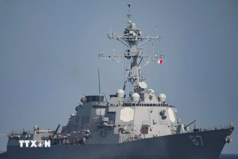 Tàu khu trục USS Mason (DDG 87) có tên lửa dẫn đường của hải quân Mỹ trên biển ngày 24/6. (Nguồn: EPA/TTXVN)