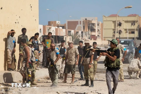 Lực lượng GNA giành lại một khu vực từ tay IS ở thành phố Sirte ngày 27/10. (Nguồn: AFP/TTXVN)