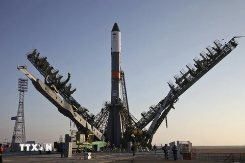 Tên lửa đẩy Soyuz-U mang theo tàu chở hàng Tiến bộ MS-04 được đặt vào bệ phóng tại Sân bay vũ trụ quốc tế Baikonur ở Kazakhstan ngày 29/11. (Nguồn: AP/TTXVN)