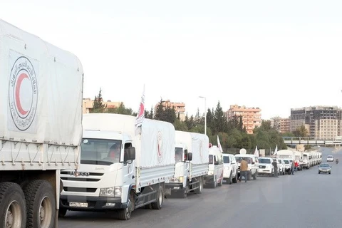 Một chuyến xe chở hàng cứu trợ tới thị trấn Madaya and al-Zabadani gần Damascus, Syria. (Nguồn: EPA/TTXVN)