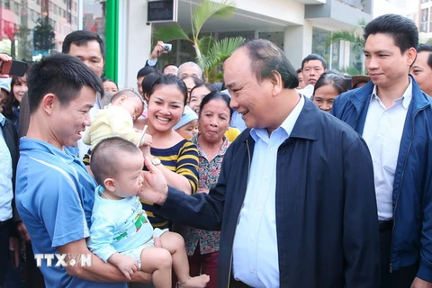 Thủ tướng Nguyễn Xuân Phúc thăm hỏi nhân dân tại Khu đô thị Đặng Xá, huyện Gia Lâm (Hà Nội). (Ảnh: Thống Nhất/TTXVN)