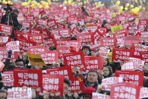 Biểu tình kêu gọi Tổng thống Park Geun-hye từ chức tại thủ đô Seoul ngày 3/12. (Nguồn: AP/TTXVN)
