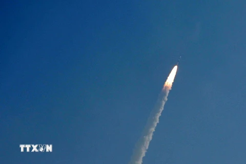 Tên lửa đẩy PSLV-XL mang theo vệ tinh quan sát Trái đất Resourcesat-2A được phóng từ Sriharikota, Ấn Độ ngày 7/12. (Nguồn: AFP/TTXVN)