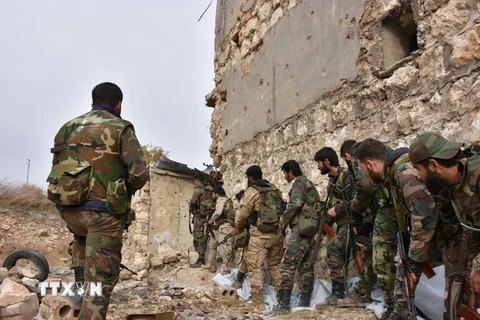 Binh sỹ Syria kiểm soát một vị trí tại Karm al-Jabal, phía đông Aleppo ngày 5/12/2016. (Nguồn: AFP/TTXVN)