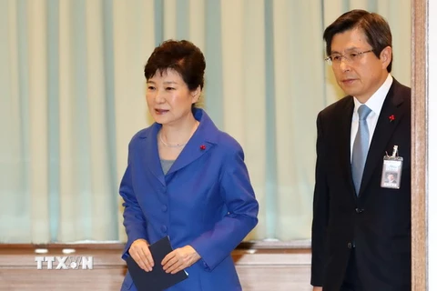 Tổng thống Park Geun-hye (trái) tham dự phiên họp nội các khẩn cấp ở thủ đô Seoul ngày 9/12. (Nguồn: EPA/TTXVN)