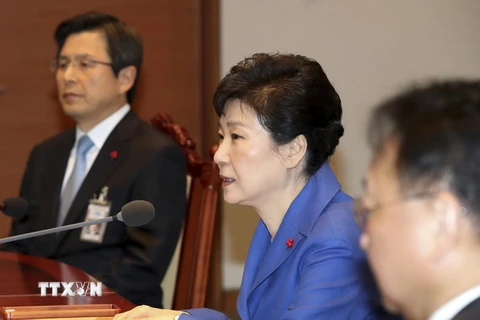 Tổng thống Park Geun-hye (giữa) và Thủ tướng Hwang Kyo-ahn (trái) tại phiên họp nội các khẩn ở Seoul ngày 9/12. (Nguồn: AP/TTXVN)