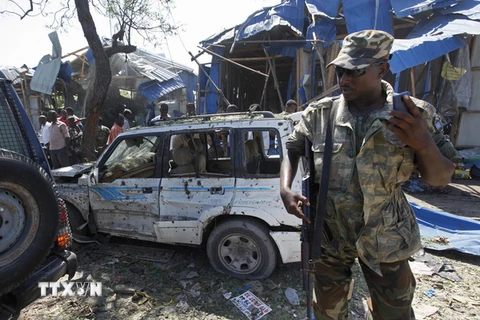 Binh sỹ Somalia điều tra tại hiện trường vụ đánh bom ở Mogadishu ngày 26/11. (Nguồn: AP/TTXVN)