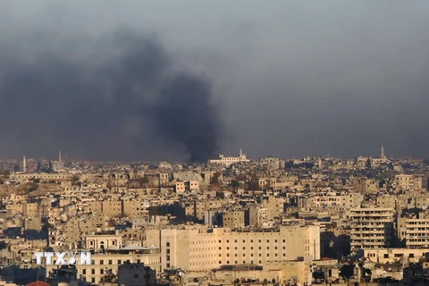 Khói bốc lên trong các cuộc giao tranh giữa quân đội Chính phủ Syria và lực lượng nổi dậy ở phía đông Aleppo ngày 3/12. (Nguồn: AFP/TTXVN)